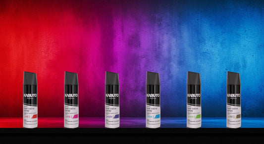 Sechs Kabuto Mech Farbsprays vor einer neonfarbenen Wand in Rot, Pink, Violett und Blau — auswaschbare Haarfarbe für Männer