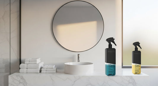 Kabuto Zwei-Phasen-Spülung Keratin und Milk Therapy auf einem hellen Badezimmer-Waschtisch — Haare nach dem Sommer reparieren
