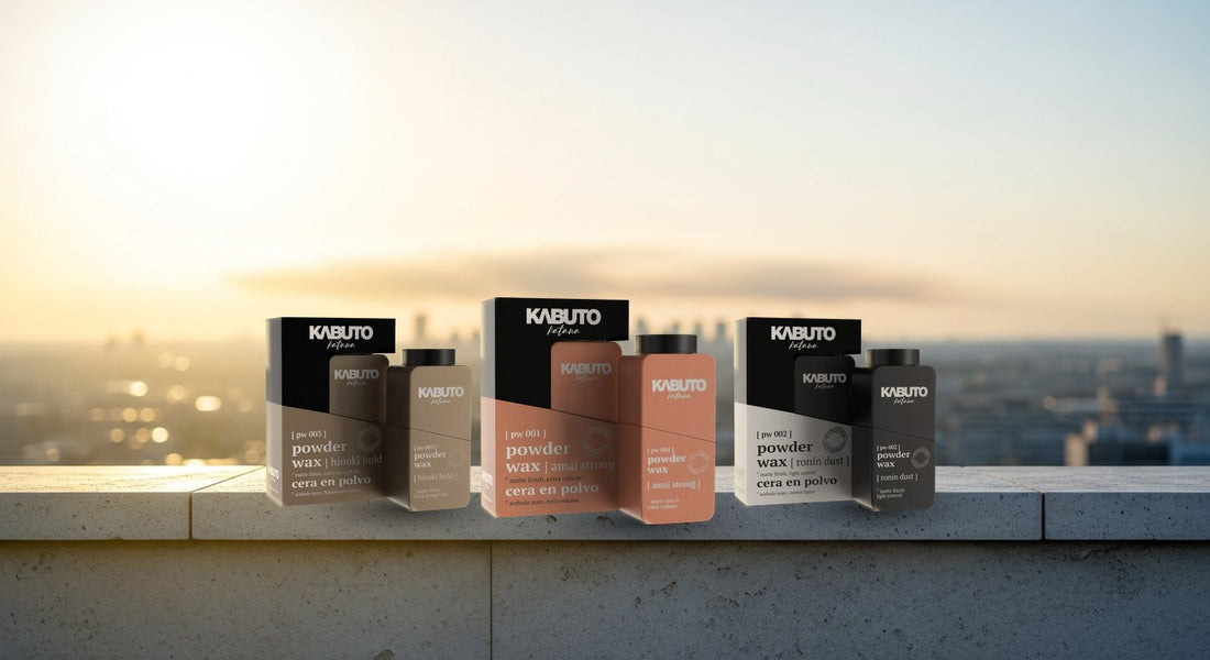 Kabuto Puderwachs Trio Hinoki Hold, Amai Strong und Ronin Dust auf sonniger Dachterrasse — mattes Haarstyling bei Hitze