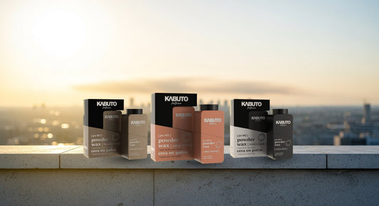 Kabuto Puderwachs Trio Hinoki Hold, Amai Strong und Ronin Dust auf sonniger Dachterrasse — mattes Haarstyling bei Hitze