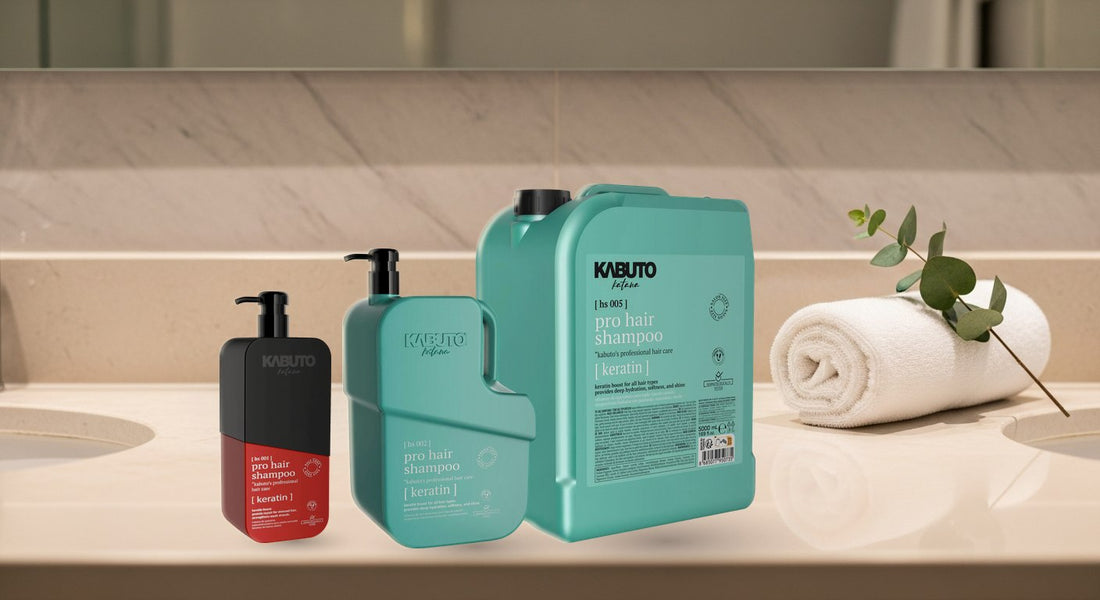 Kabuto Pro Hair Shampoo Keratin in 1000, 2500 und 5000 ml auf einer Hotel-Waschtischablage — Mini-Shampoo-Verbot