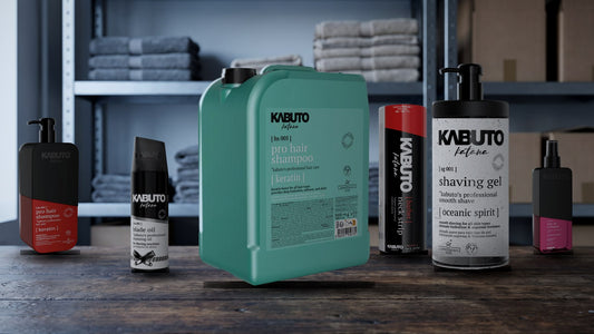 Wareneingang im Lager eines Barbershops: Fuenf-Liter-Kanister Pflege-Shampoo Keratin, Rasiergel, Schermaschinen-Oel, Nackenstreifen, After Shave Cologne und Pflege-Shampoo im Liter-Spender auf einer Werkbank