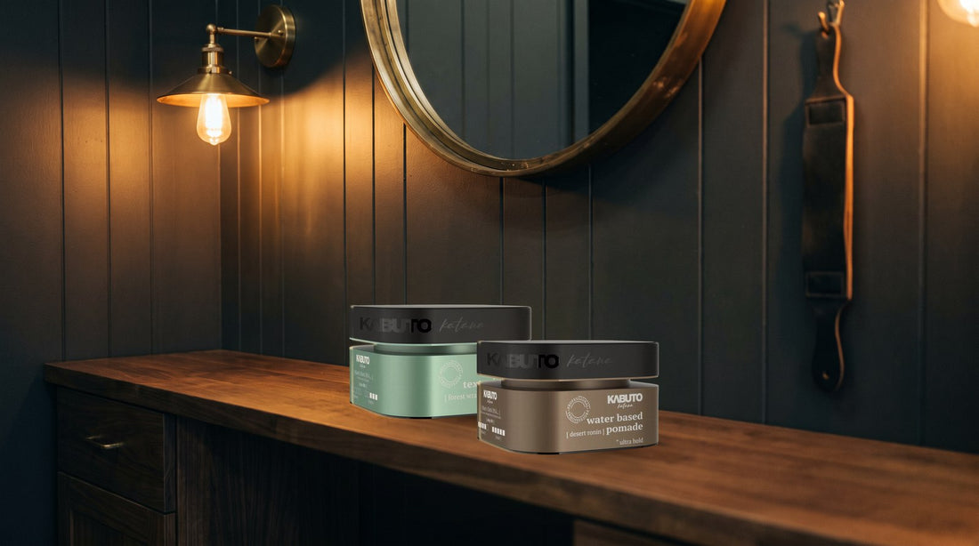 Kabuto Aqua Gel Wachs Forest Wrath und Desert Ronin auf dem Tresen einer Barberstation