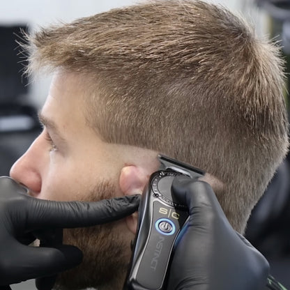 StyleCraft Instinct Trimmer beim Ziehen der Konturen am Nacken